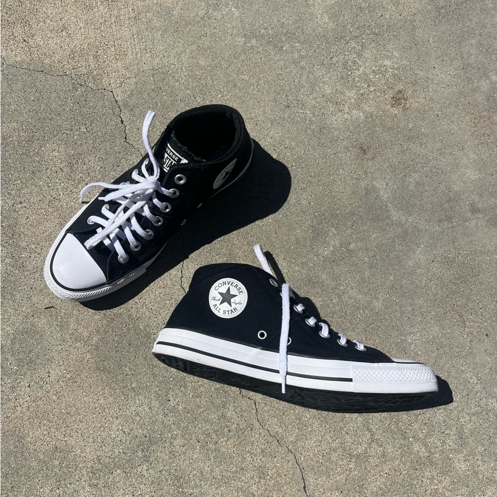 Black Mid High Top Converse. Women’s 9